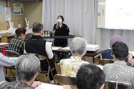認定看護師が地域の健康講座で講演